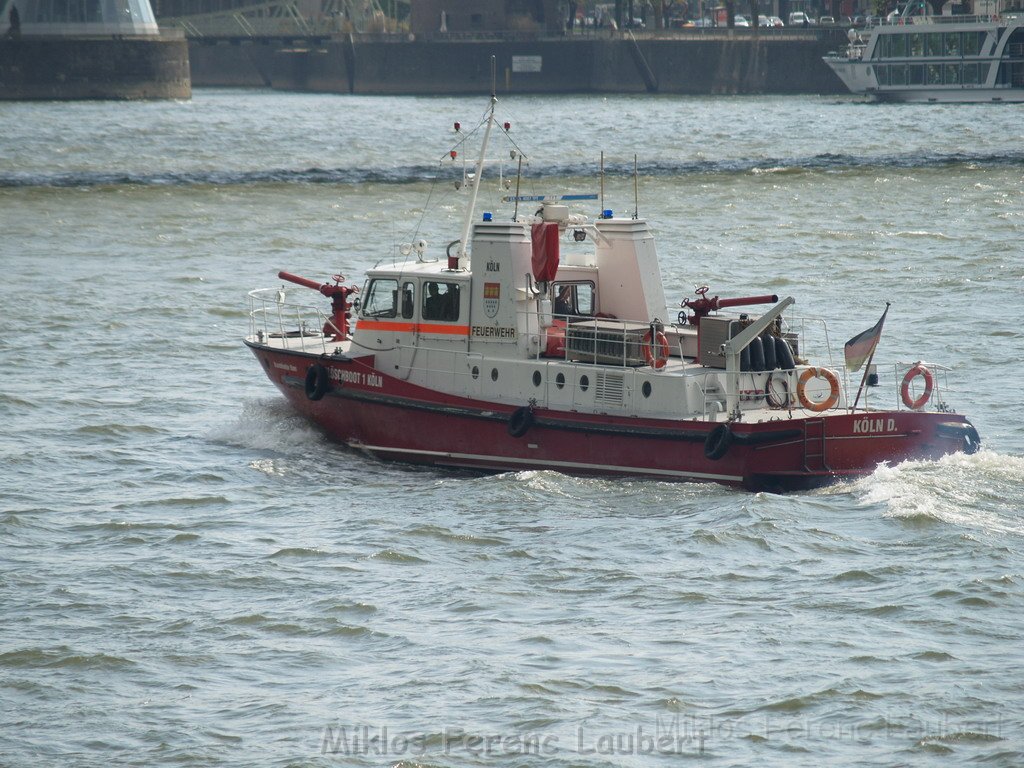 Uebungsfahrt Loeschboot und Ursula P59.JPG